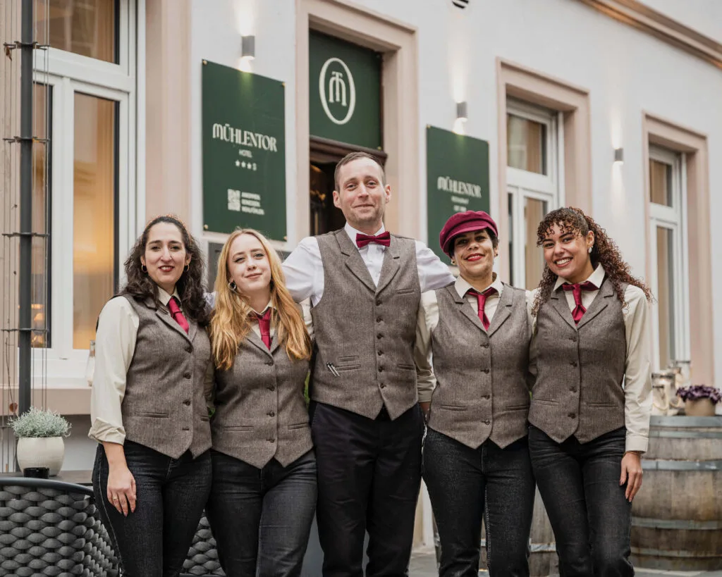 Das-Muehlentor-Hotel-Restaurant-Team-Service
