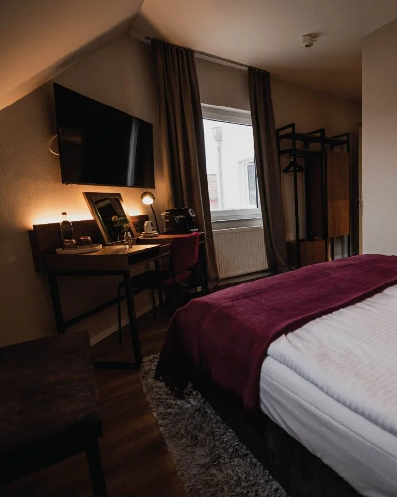 Das-Muehlentor-Hotelzimmer-Blick-vom-Bett-auf-den-Flat-Screen-TV