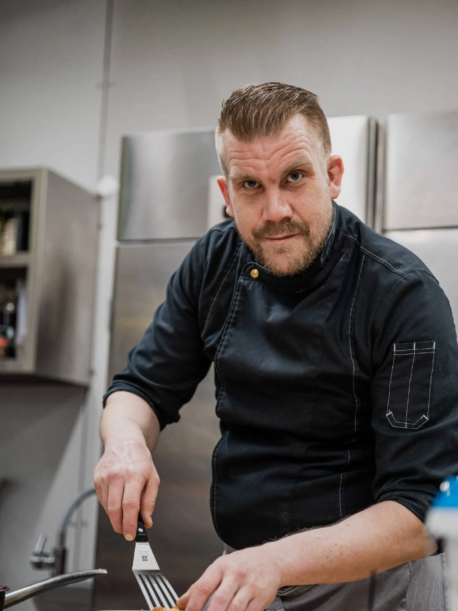 Hotel Restaurant Koch bereitet Essen zu