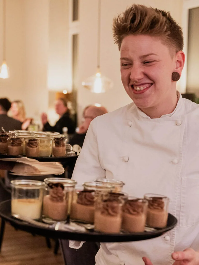 Muehlentor-Hotel-Restaurant-Koeche-tragen-Desserts-ins-Restaurant-Janine-Walkowski